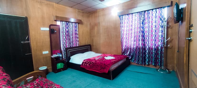 Deluxe Ac family room D1