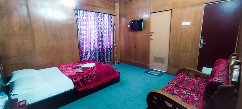 Deluxe Ac family room D2